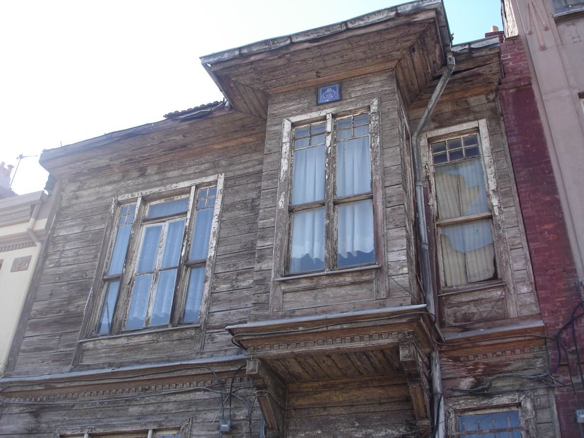 İstanbul'da tarihi ahşap ev cephesi