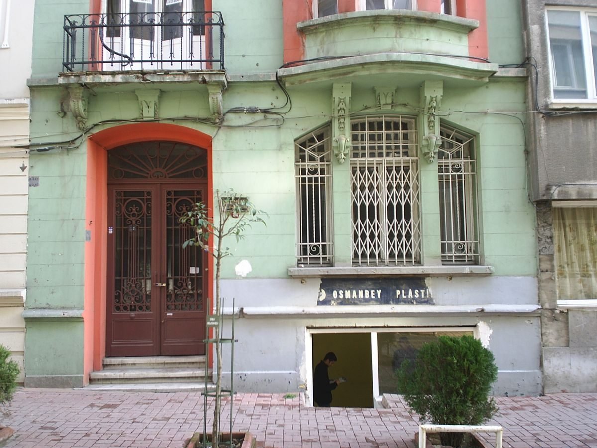 Sevim Apartmanı taş cephesi