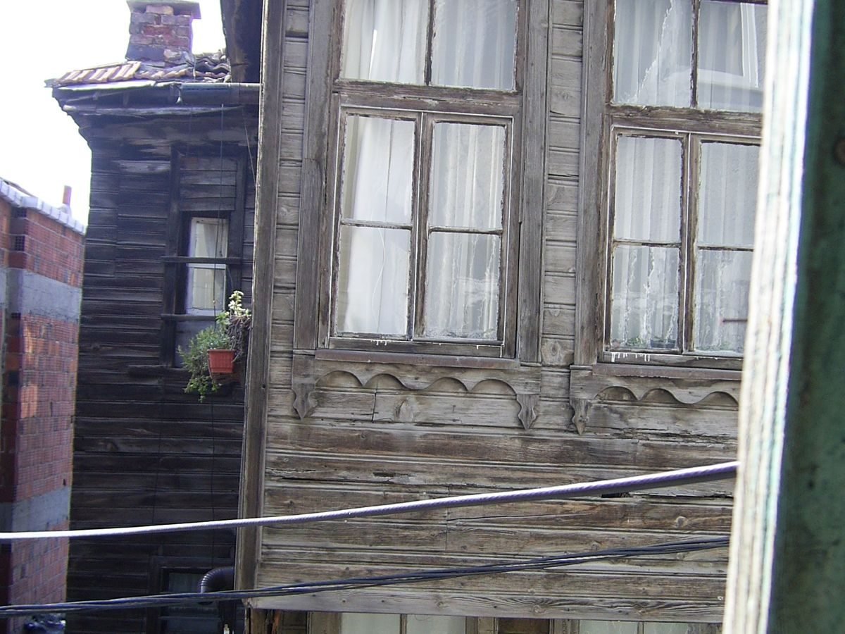 Yedikule'de yıpranmış ahşap ev cephesi