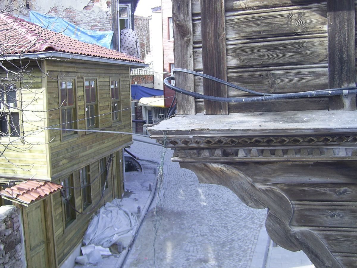 Zeyrek'te tarihi ahşap sokak dokusu